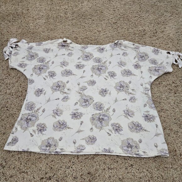 Womens Blouse Maurices Size 2 Ivory with Multicolor Flowers Excellent Condition - Picture 2 of 7